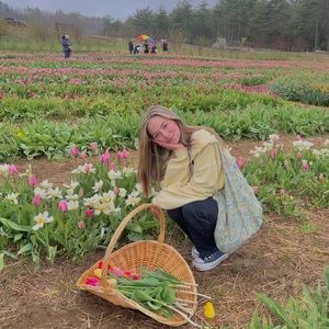 Meet your Posher, Adelia